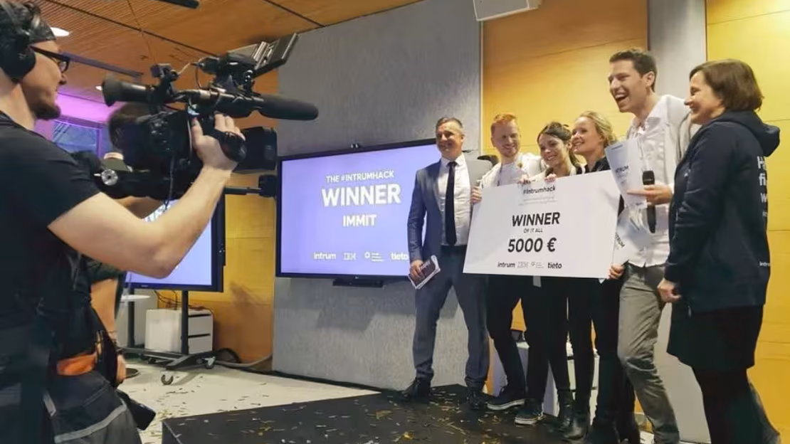 IntrumHackin voittoon kuluttajan taloudenhoidon yhteisöllisyyttä korostava innovaatio